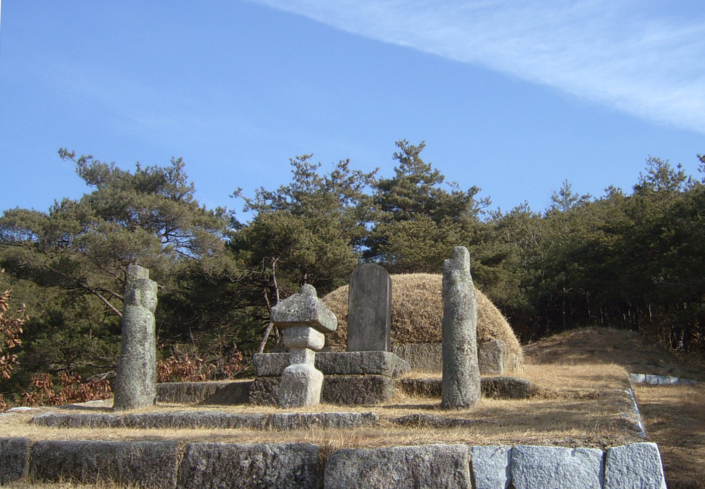 02-류극서 묘 전면.jpg